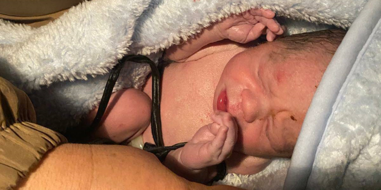 Araçları yolda kalan kadın, jandarma aracında doğum yaptı