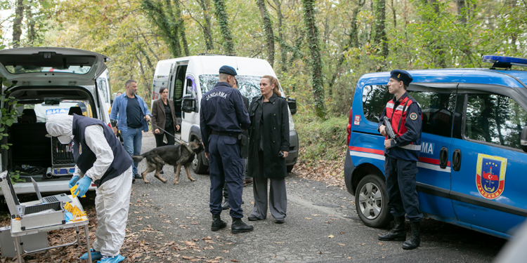 Arka sokaklar oyuncuları son bölümde şehit polisler anısına oynadı