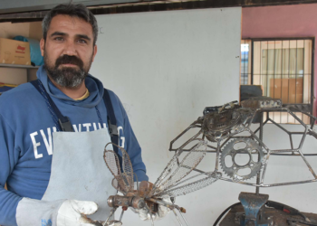 Atık malzemeleri heykele dönüştürdü