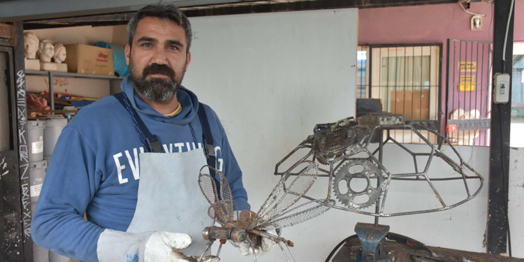 Atık malzemeleri heykele dönüştürdü