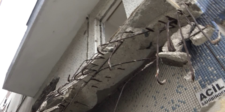 Avcılar'da boşaltılan binanın balkonu kendiliğinden çöktü