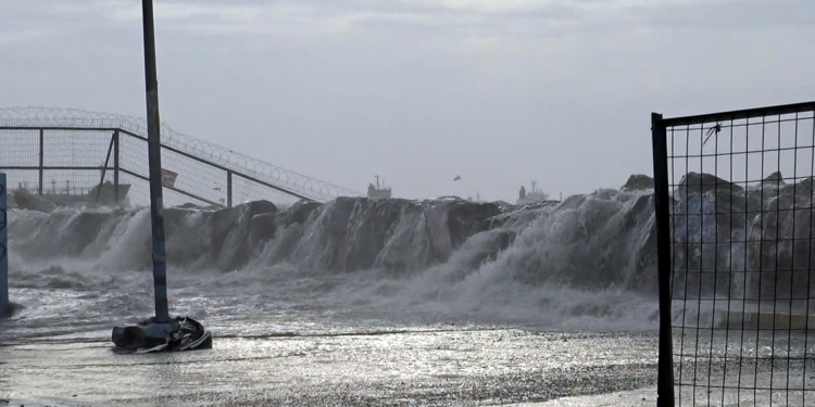 Avcılar'da dalgalar mendireği aştı