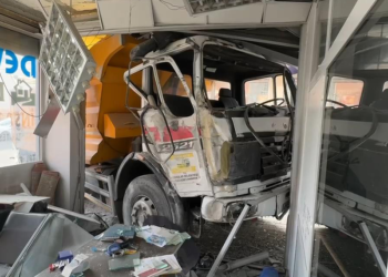 Avcılar'da kamyon iş yerine girdi