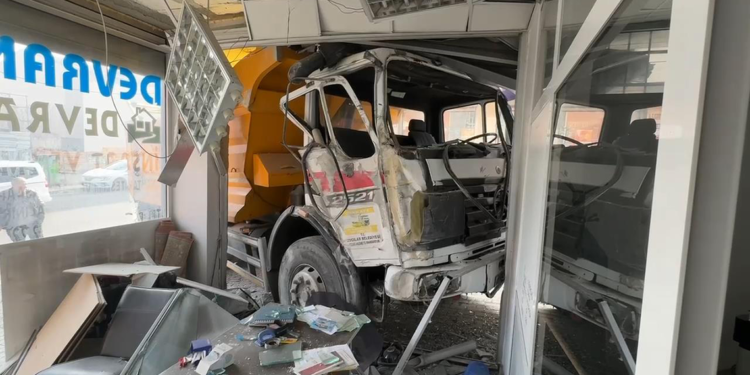 Avcılar'da kamyon iş yerine girdi