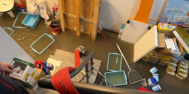 Avcılar'da yağış etkili oldu; eczanenin alt katını su bastı