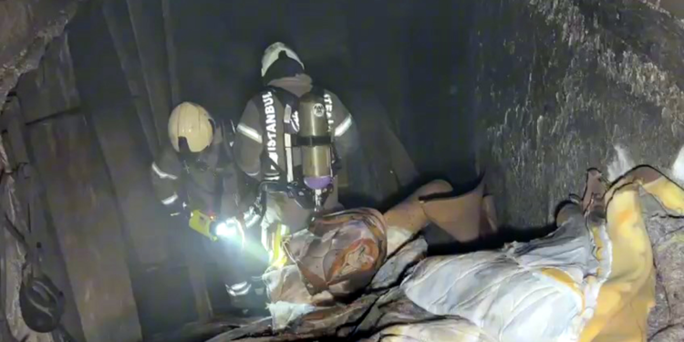 Avcılar'da yatak imalathanesinde yangın