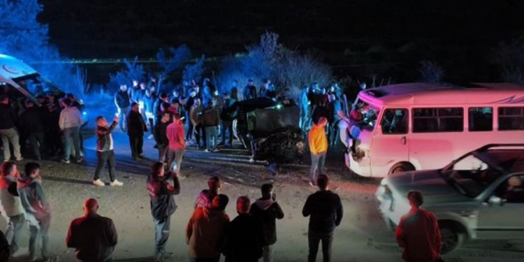 Aydın'da servis minibüsü ile otomobil çarpıştı 10 yaralı