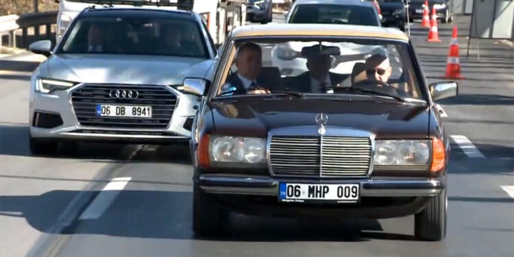 Bahçeli, 'Fikrimin İnce Gülü' ile Atatürk'ü andı