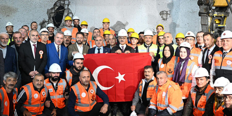 Dağları tünellerle delerek projelerimizi gerçekleştirdik