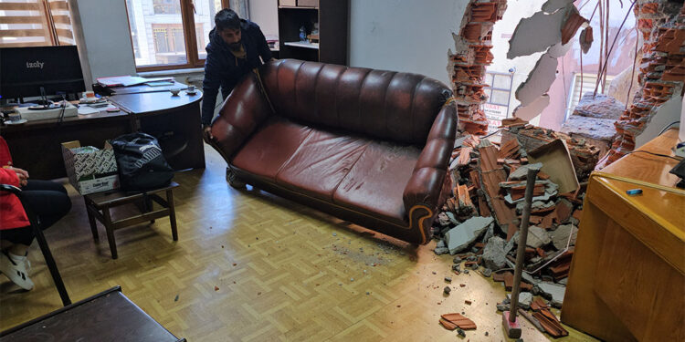 Binanın yıkımı sırasında 3 iş yeri zarar gördü