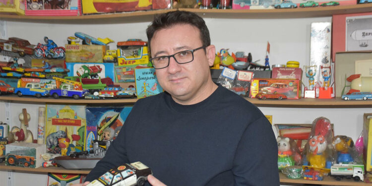 Bitpazarında çocukluk arabasına rastladı; 4 bin oyuncak biriktirdi