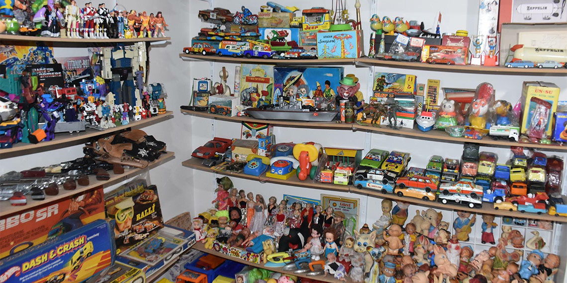 Buca ilçesinde yaşayan Cihan Erdoğan'ın 15 yıl önce bitpazarında çocukluk arabasına rastladı; 4 bin oyuncak biriktirdi.