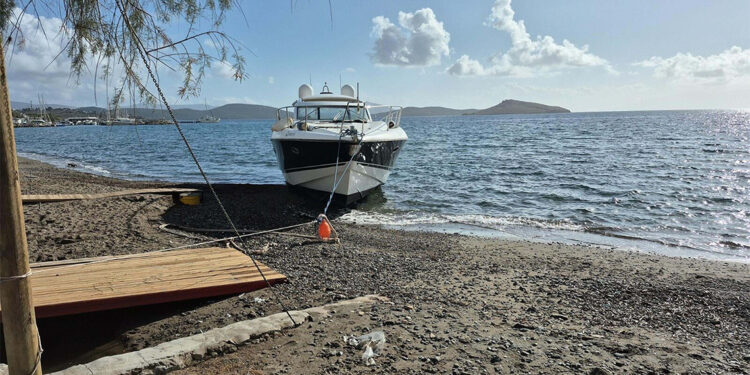 Fırtına nedeniyle halatı kopan motor yat karaya oturdu