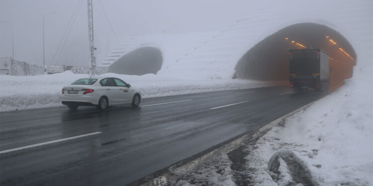 Bolu Dağı'nda kar durdu, ulaşım normale döndü