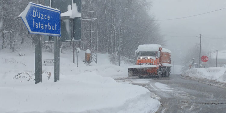 Kar yağışı sürüyor; sürücülere kar lastiği uyarısı