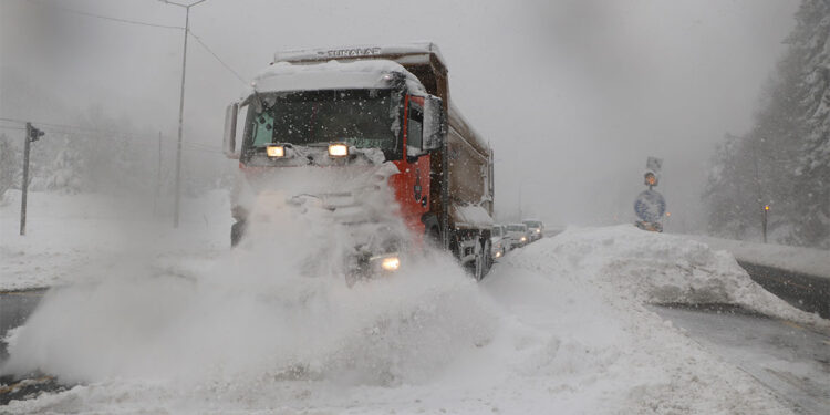 Bolu Dağı'nda yoğun kar ulaşımı aksattı