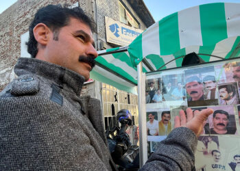 İbrahim Tatlıses'in fotoğraflarıyla süslediği el arabasıyla tatlı satıyor