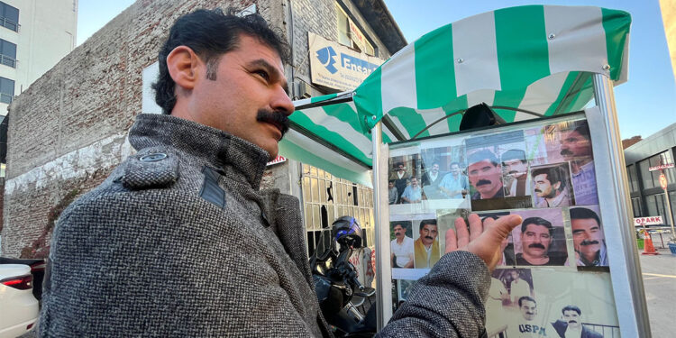 İbrahim Tatlıses'in fotoğraflarıyla süslediği el arabasıyla tatlı satıyor