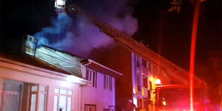 Bursa'da 2 katlı ahşap binada çıkan yangın korkuttu