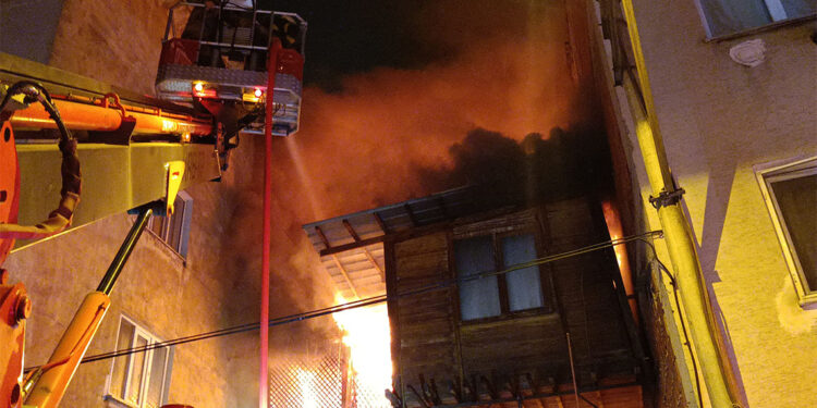 Bursa'da iki katlı ahşap bina alev alev yandı