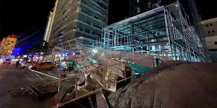 Bursa'da lodos etkili oldu; inşaat iskelesi devrildi