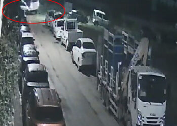 Bursa'da otomobil ile çarpışan işçi servis minibüsü devrildi: 8 yaralı
