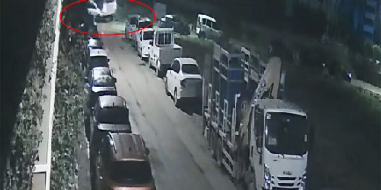 Bursa'da otomobil ile çarpışan işçi servis minibüsü devrildi: 8 yaralı