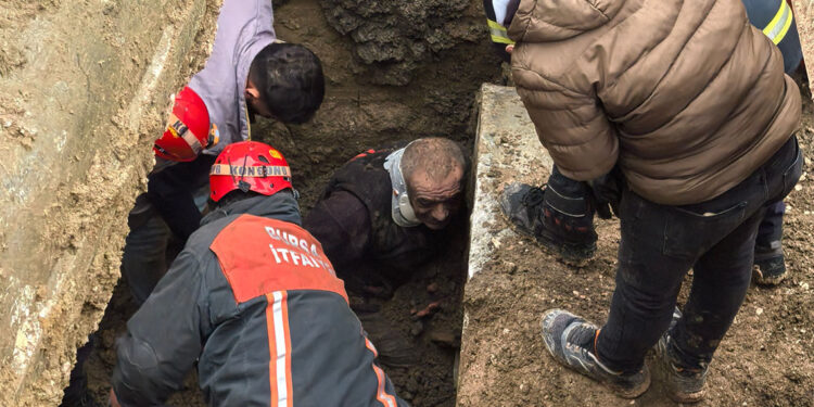 Bursa'da toprak altında kalan işçi kurtarıldı