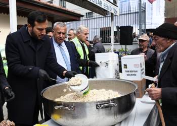 Bağcılar’da Türbe Dede Pilav Günü nedeniyle 2 ton pilav dağıtıldı