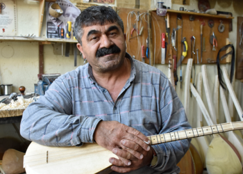 Bağlama ustası, 11 binden fazla saz üretti