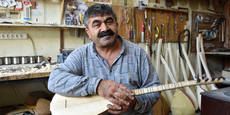 Bağlama ustası, 11 binden fazla saz üretti