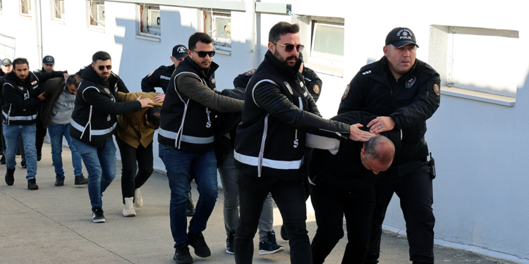 Bankaların ATM'sine sahte 45 bin 800 dolar yatırdılar