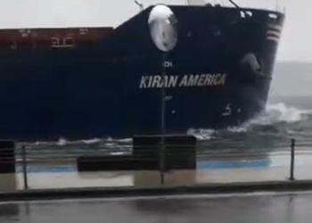 Beykoz'da sürüklenen gemi kıyıya çarpmaktan son anda kurtuldu