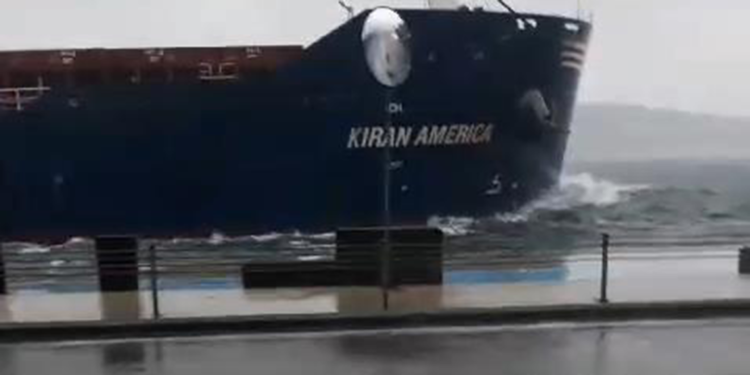 Beykoz'da sürüklenen gemi kıyıya çarpmaktan son anda kurtuldu