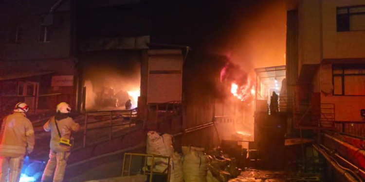 Beylikdüzü Organize Sanayi Bölgesi'nde yangın