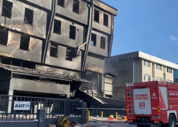 Beylikdüzü'nde yanan fabrikada soğutma çalışmaları sürüyor