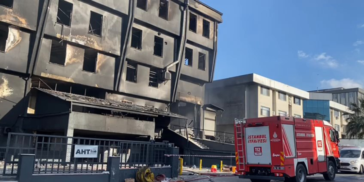 Beylikdüzü'nde yanan fabrikada soğutma çalışmaları sürüyor