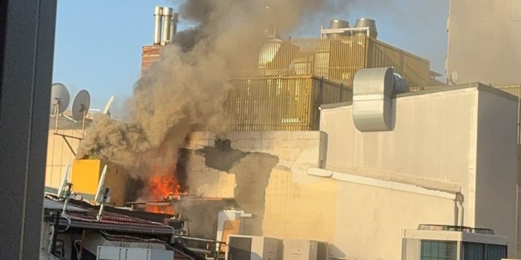 Beyoğlu'nda 5 katlı otelde çıkan yangın söndürüldü