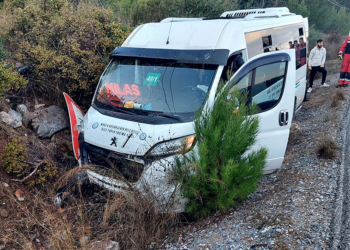 Bodrum'da yolcu minibüsü şarampole düştü: 8 yaralı
