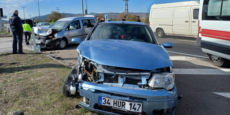 Bolu'da hafif ticari araç ile otomobil çarpıştı: 7 yaralı