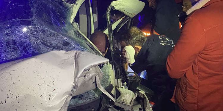 Bursa'da hafif ticari araç ile TIR kafa kafaya çarpıştı; 6 yaralı