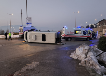 Buzlanan yolda işçi servis minibüsü devrildi; 7 yaralı