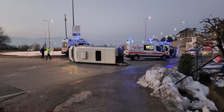 Buzlanan yolda işçi servis minibüsü devrildi; 7 yaralı