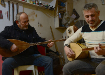 Ezgilere duyduğu ilgi ile bağlama çalmaya başladı