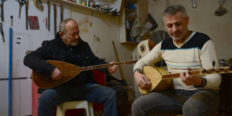Ezgilere duyduğu ilgi ile bağlama çalmaya başladı