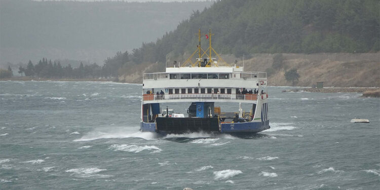 Çanakkale'de lodos etkili oldu; feribot seferleri iptal edildi