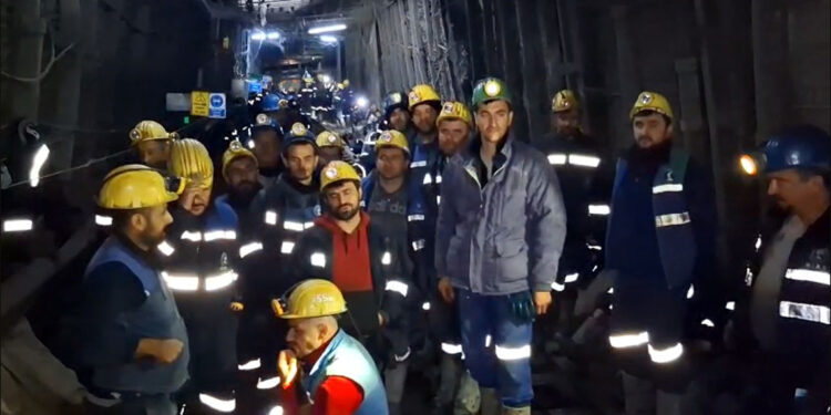 900 madenci yerin altında eylemde