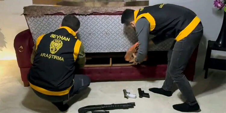 Çekyatın altından 7 ruhsatsız silah çıktı; ‘Sokakta buldum’ dedi