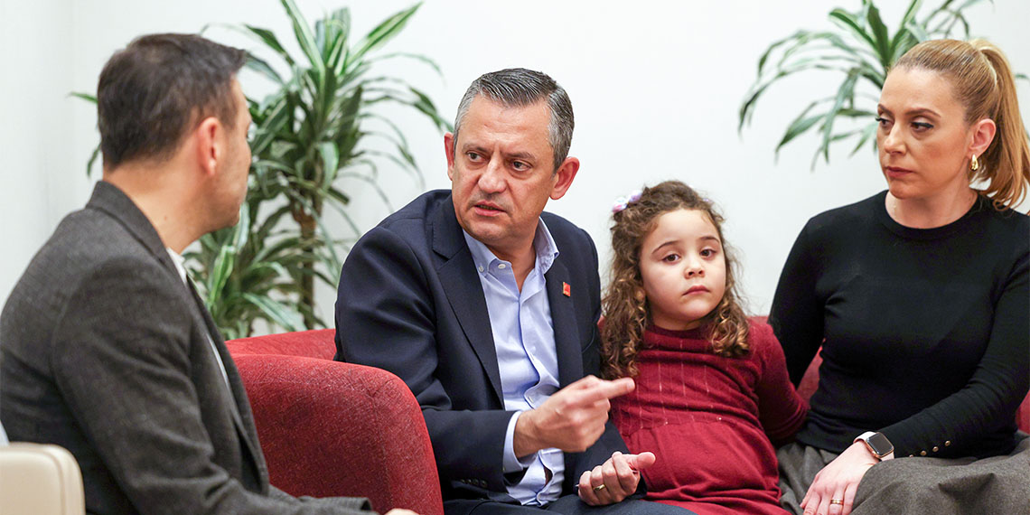 Cumhuriyet Halk Partisi (CHP) Genel Başkanı Özgür Özel, Tayfun Kahraman'ın eşi ve kızı Vera ile görüştü.