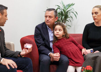 Özgür Özel, Tayfun Kahraman'ın eşi ve kızı Vera ile görüştü
